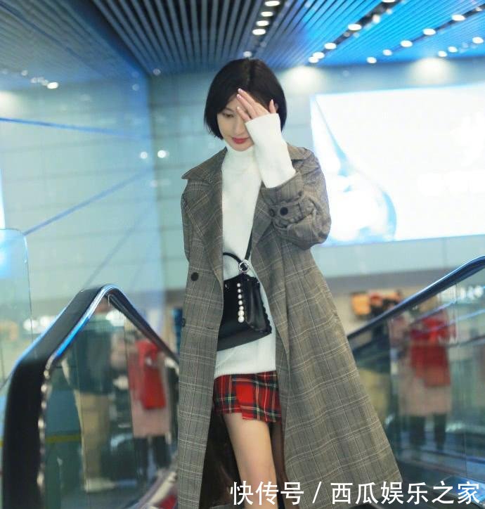 张俪红T配短裙现机场, 气质清新似少女, 怎么看都不像34岁啊!