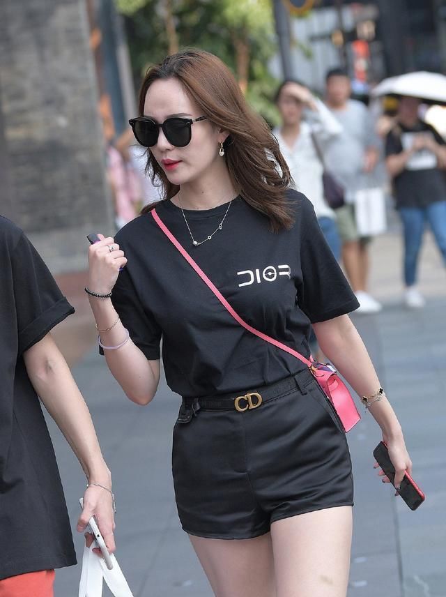  【清爽】气质女生的短裤穿搭，让造型回归清爽，个性靓丽又帅气
