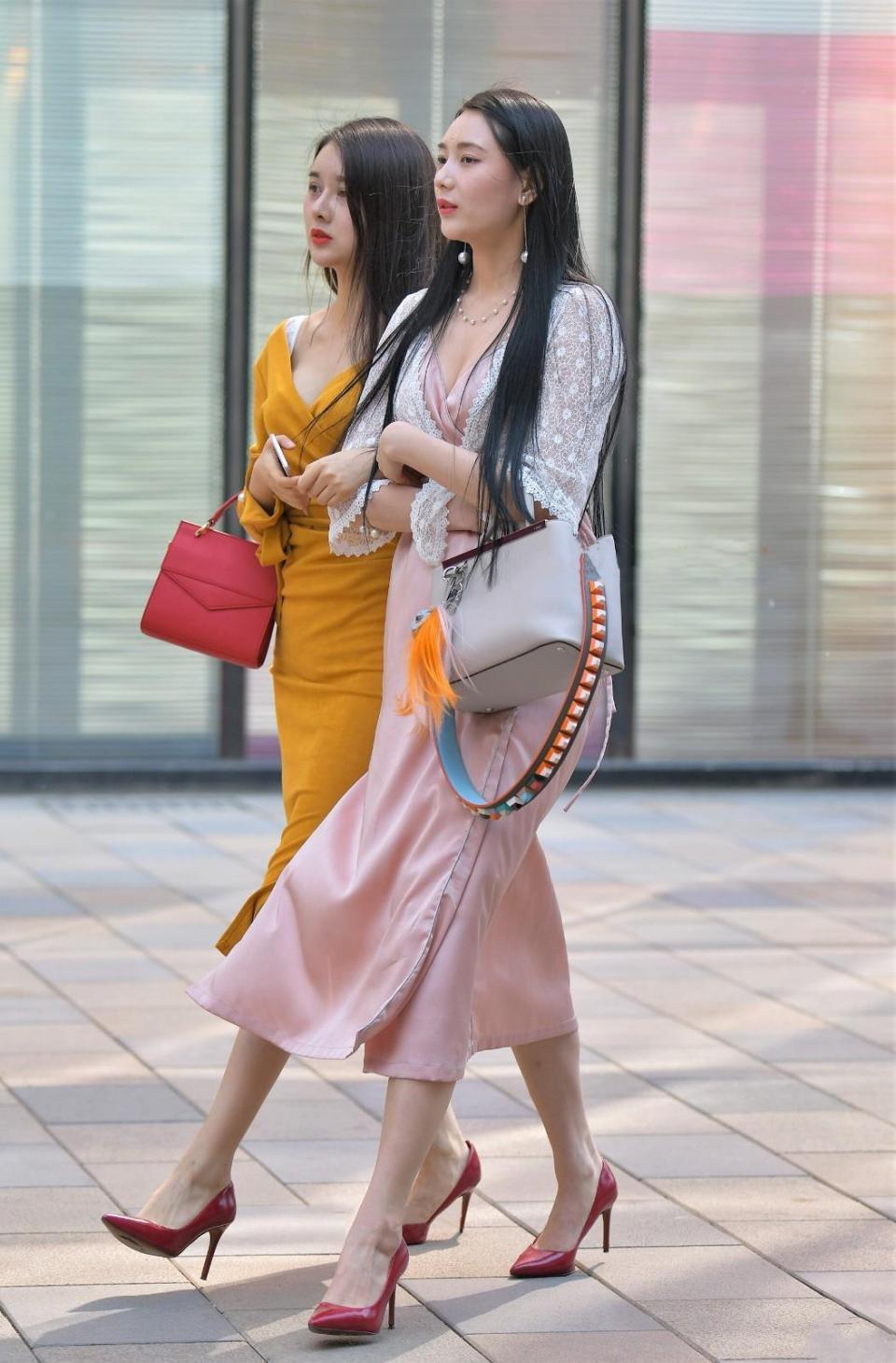 街拍美女：包臀裙、连衣裙，这两个小姐姐，优雅又迷人！