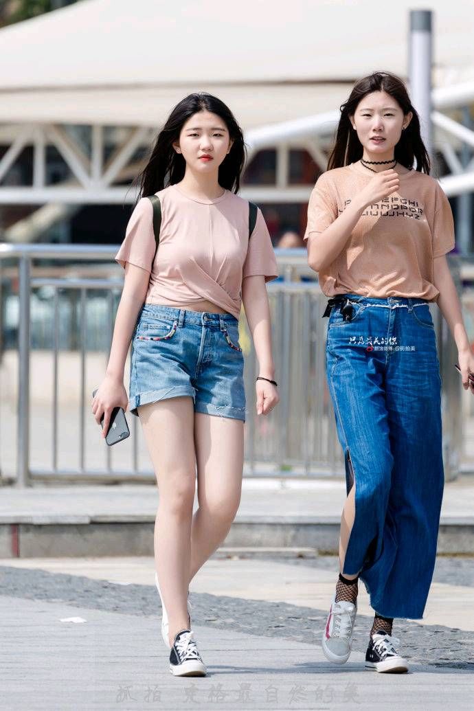 街拍，夏日街头好闺蜜简单大方却又不失洋气的穿搭，你喜欢哪个?