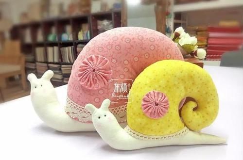 「布艺」一小块花布就能做玩偶,布艺蜗牛玩偶,做抱枕好舒服,附教程