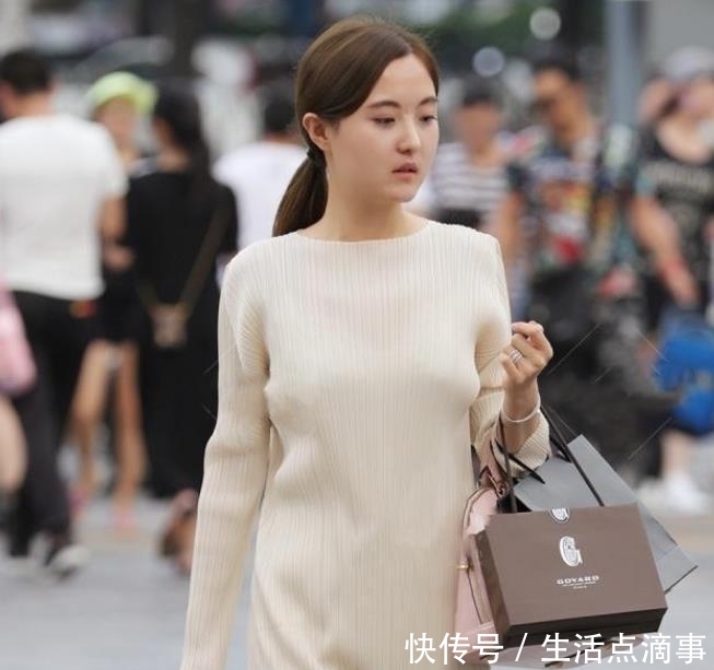  美女■美女街拍：清纯可人的小姐姐，气质优雅，穿出窈窕精致的美感！