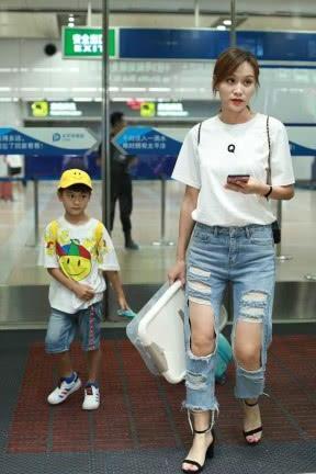 叶一茜现身机场，牛仔破洞裤烂得没一块好地方，网友：辣妈真敢穿