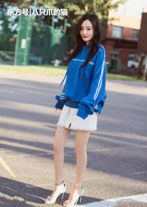  明星■“卫衣+短裙”太随意！学这些明星配“淑女裙”，阿姨美成小姐姐