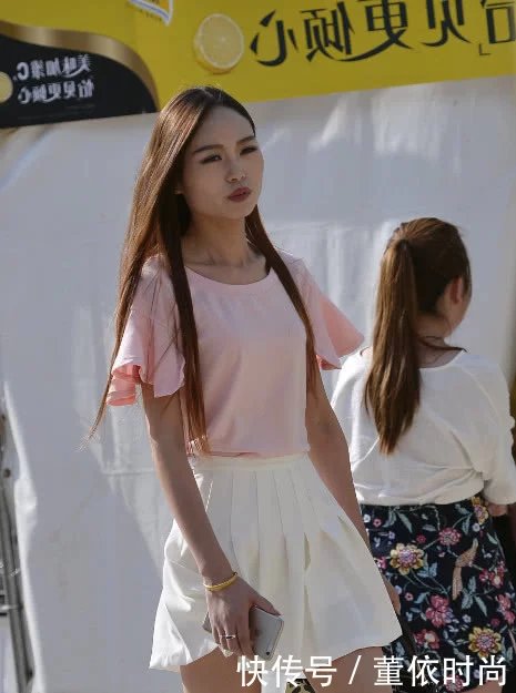 气质小姐姐粉红色短袖搭配白色短裙灵性十足，长发飘飘颇具仙女气