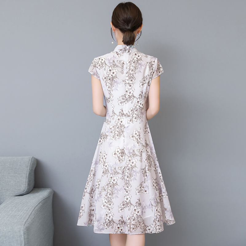 去夜店穿美得倾国倾城的旗袍，配欧美丁字裤，美得让人惊艳和心醉