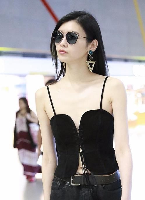 刘雯和奚梦瑶同走机场，一个素颜穿牛仔裤，一个穿了和没穿一样