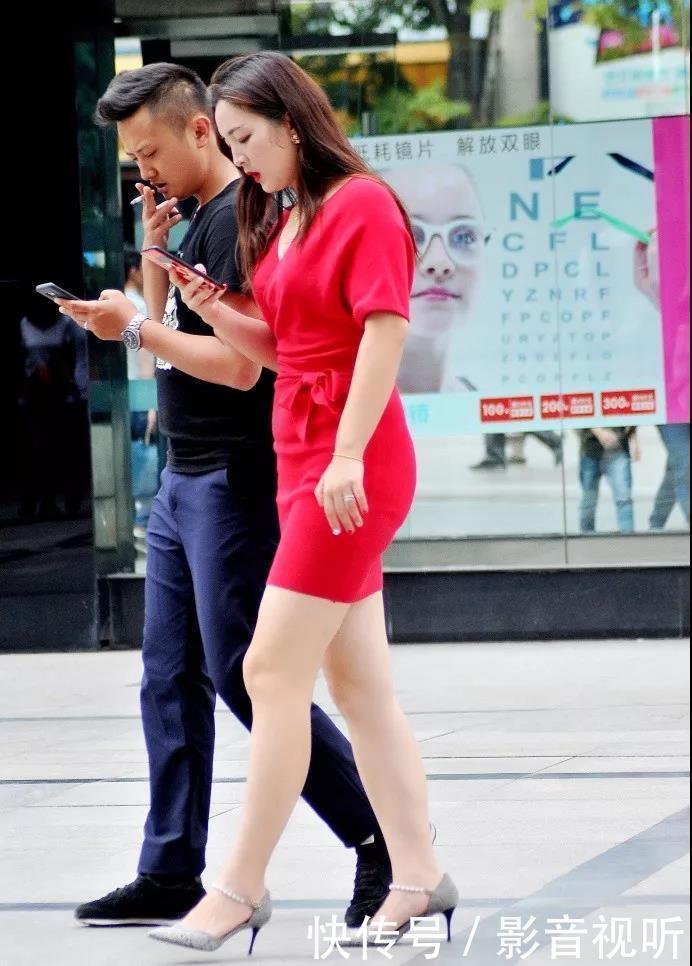 街拍：姿色迷人妩媚漂亮穿红裙的长发翘臀性感美女