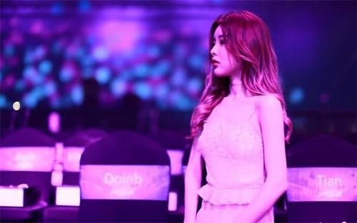  「职业选手」糖小幽发状态点名doinb：出来分手，再追一次！