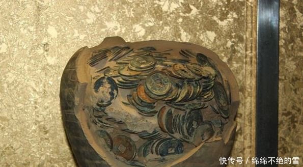 农民地里挖出一破罐铜钱，如何取出铜钱成了大问题