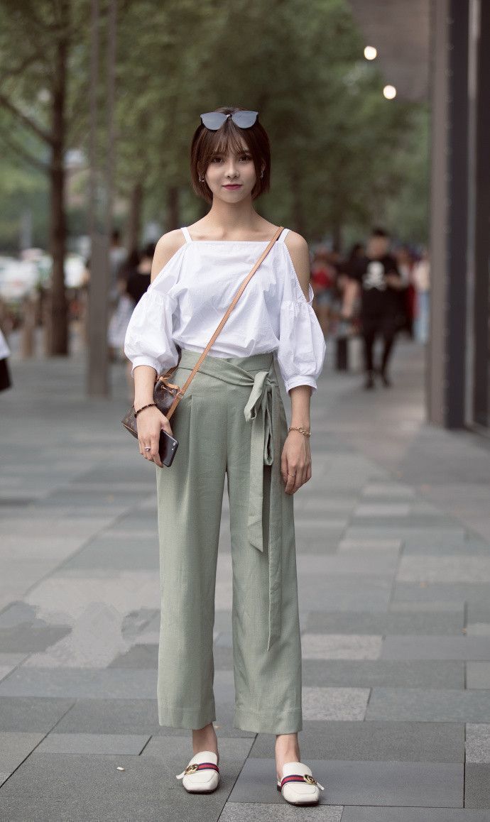  美女■街拍街景虽美，美女更美两条大长腿走在街上十分养眼
