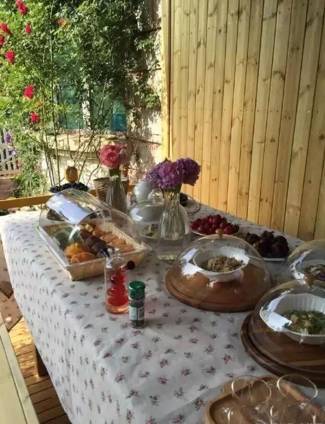  小院：不争朝夕，只闻花香，她花费12年缔造了一座繁花小院