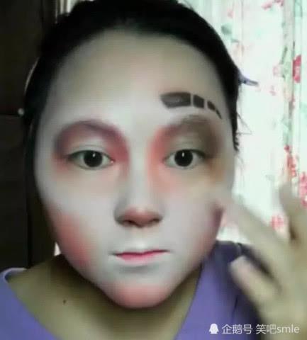 抖音小姐姐做“格格巫”仿妆，画完的那一刻，网友直呼：眼上那是