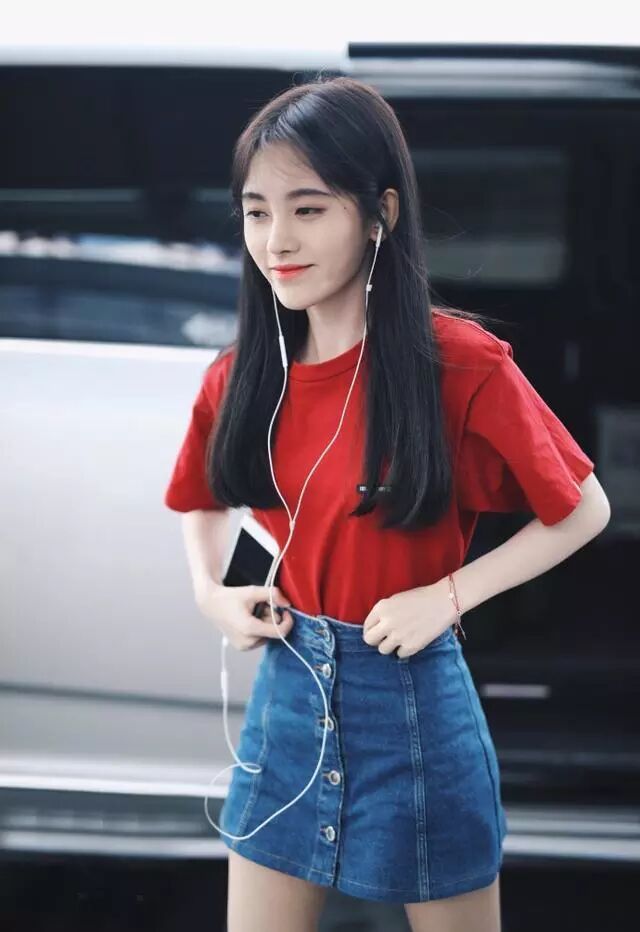 24岁鞠婧祎当众提裙子，太大胆了，网友：裙子太松了吗