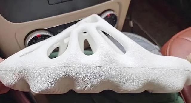  【设计】只能远观？疑似全新 Yeezy 拖鞋设计曝光