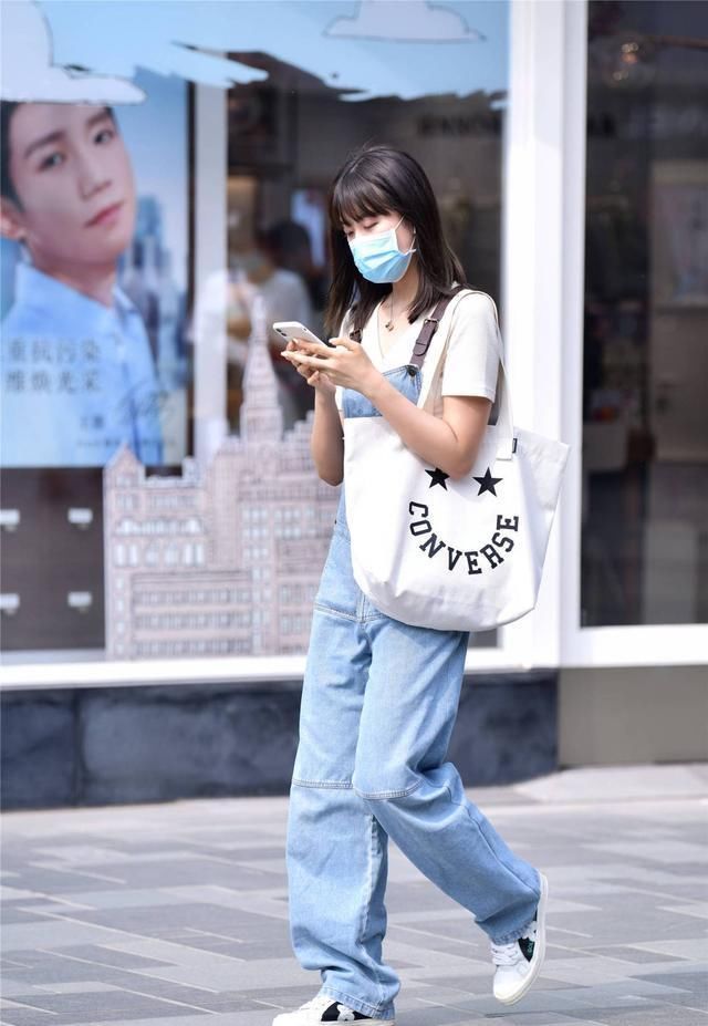  #简单时尚#春末夏初，时尚姑娘选择直筒牛仔裤，搭配出年轻效果