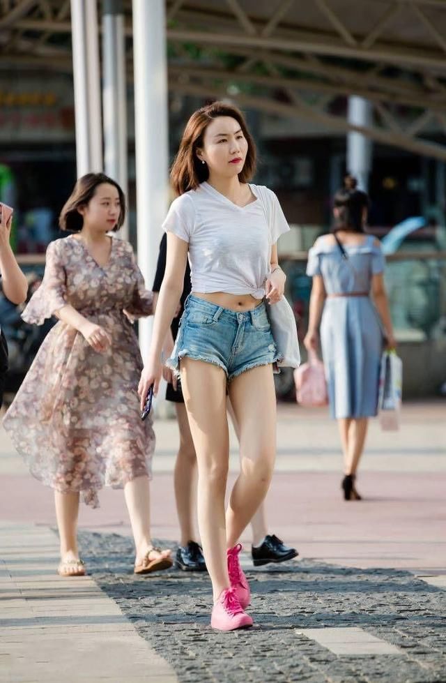 路人街拍：身材丰腴的小姐姐，紧身的露腰T恤秀出美好身材