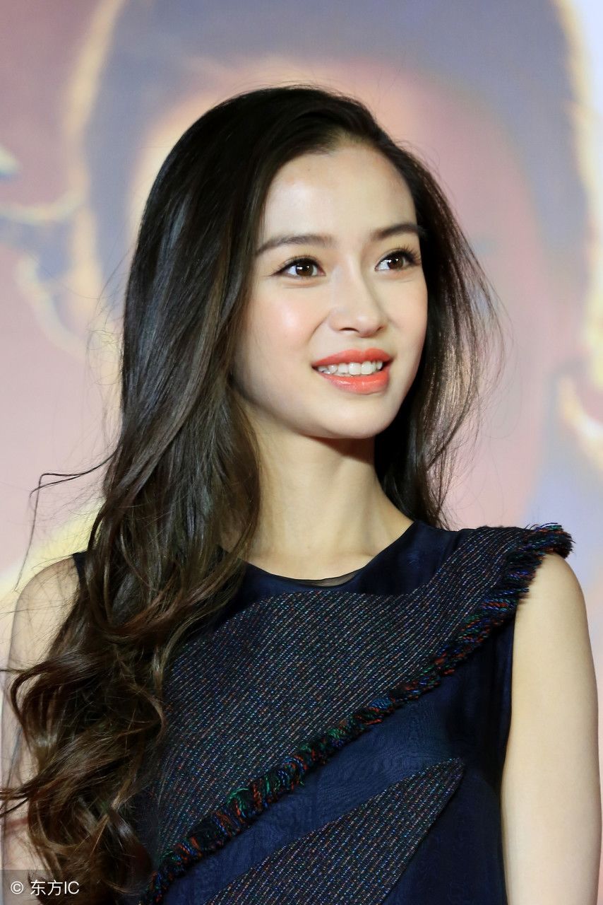 杨颖的气质真不是盖的，一袭蓝裙美出新高度，宛如真人版芭比娃娃