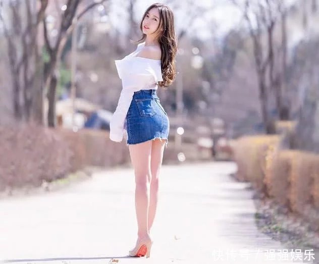 小姐姐白色的上衣搭配包臀裙，美的让你移不开双眼，给人一种清纯