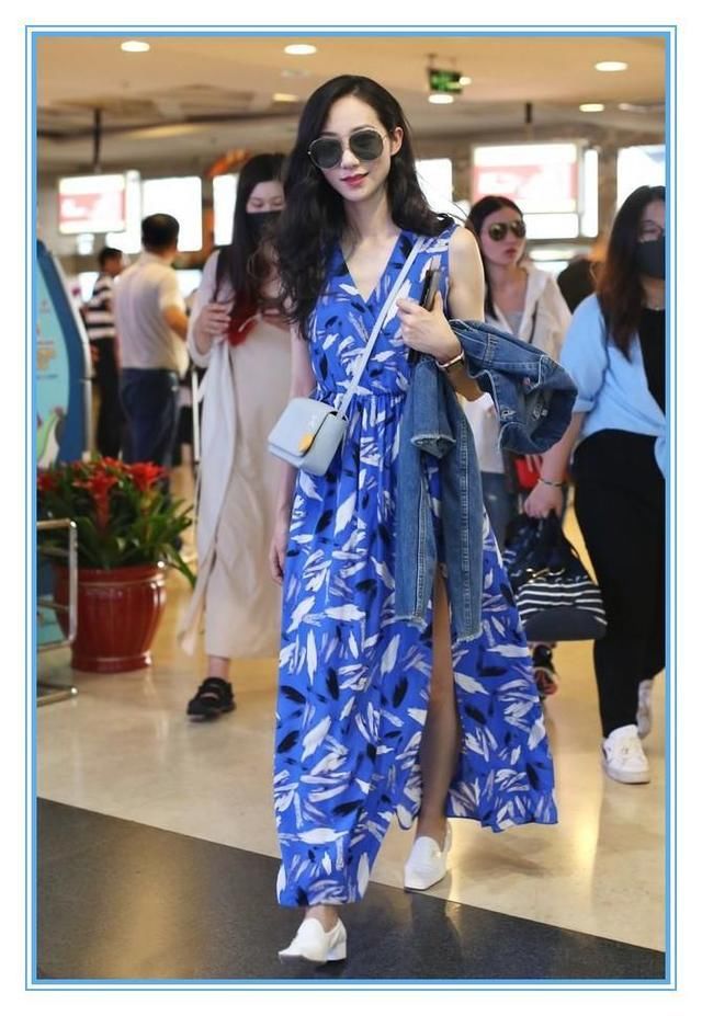 本以为韩雪穿蓝色印花裙已经够美了！但看到刘雯才知道什么叫高级