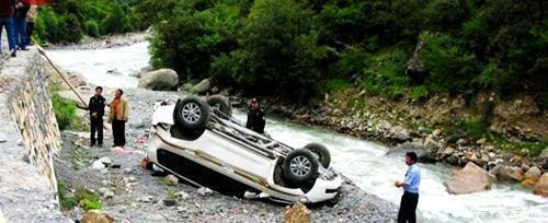 川藏线一路风景连成一片, 为什么总是车祸不断?