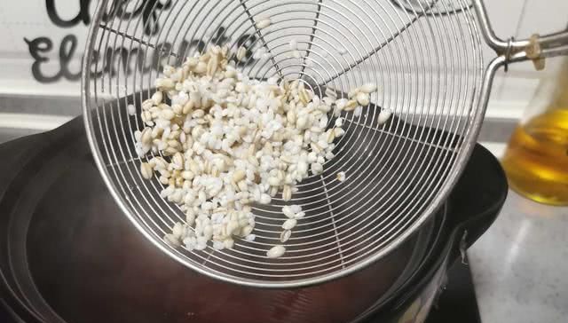  「水灵」女性每天喝杯“它”，不出一个月，告别黄脸婆，皮肤比以前水灵