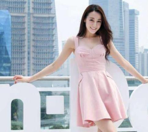 迪丽热巴太大胆，透视裙三角形意外流出，网友：藏不住的风景