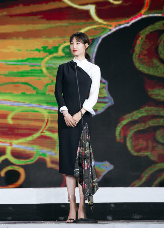 白百何将一字高跟鞋再创新，加上一层塑料膜，却显得腿更细了!