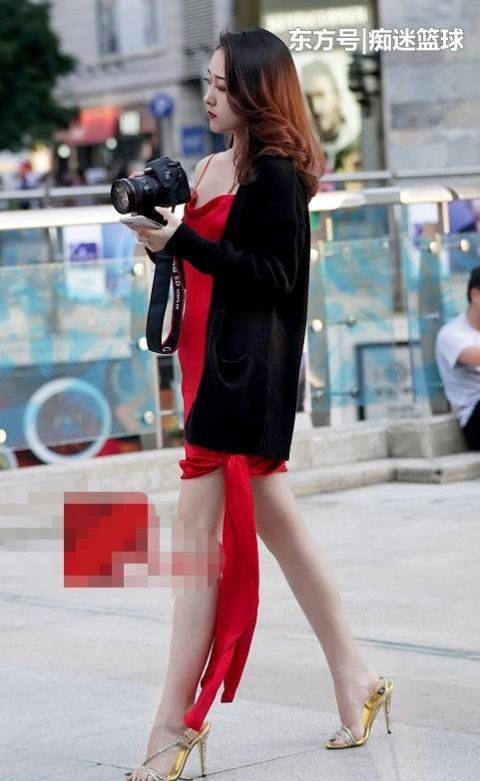  妩媚：街拍：露背性感，图六露背装搭紧身裤，站姿妩媚，性感的风情满满