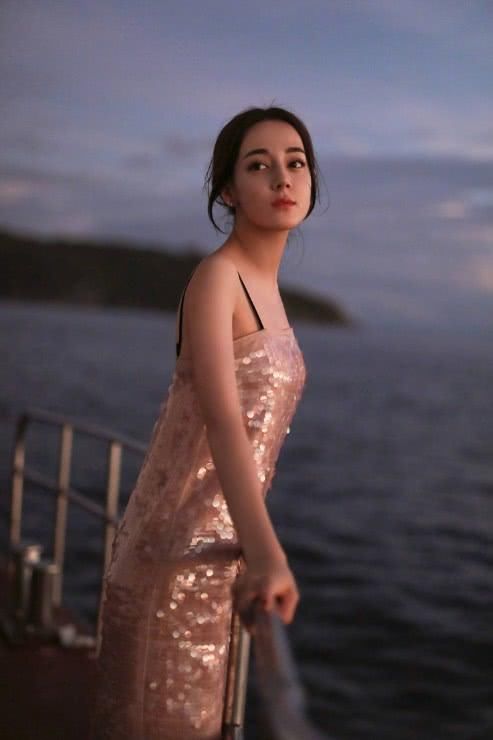 迪丽热巴荷尔蒙炸裂，穿“鱼鳞裙”现身海边，简直是行走的画报！