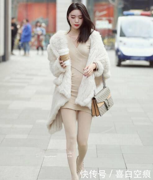 女孩:街拍紧身裙诠释了时尚的气息,把街道变成女孩秀身材的主场