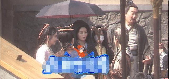  老戏骨@赵丽颖打扮英姿飒爽，与老戏骨有说有笑，嘟嘴卖萌超可爱
