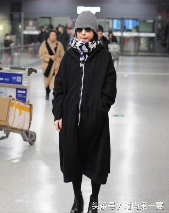 怎么土气怎么穿，43岁周迅现身机场丑出新高度！网友：大妈本人？