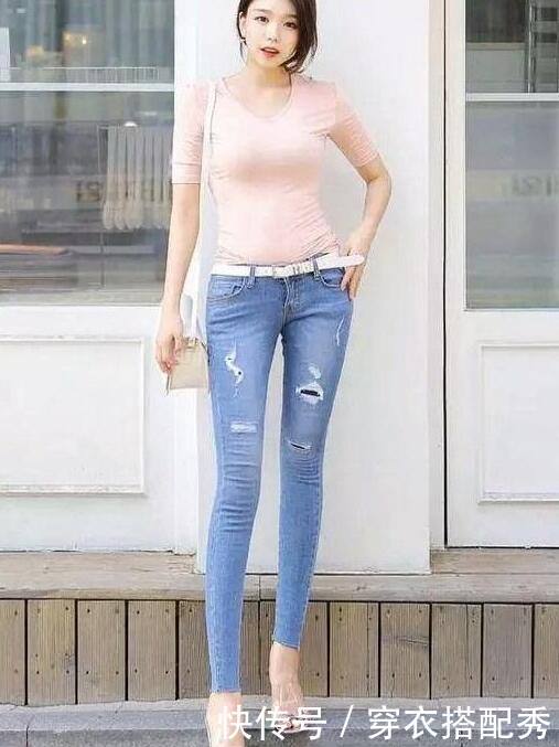 靓丽搭配的牛仔裤美女，身材紧致，美得无可挑剔！