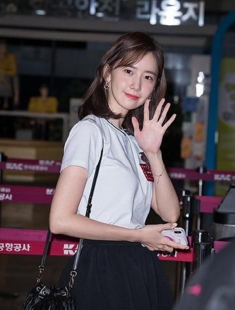 林允儿帅气现身机场!一件白T恤让她美成小仙女,下半身却辣眼睛