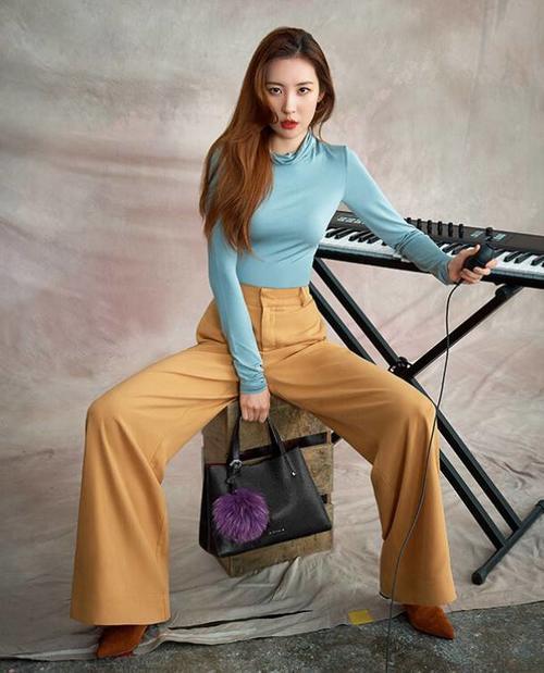 韩国“第一腿精”李宣美，穿短裤秀腿，网友：膝盖好丑！