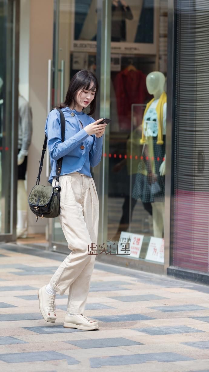 小姐姐美得好低调，一米八大长腿偷偷藏着，穿皮裙才暴露出好身材