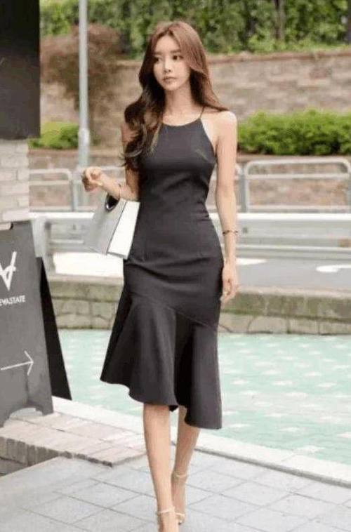 街拍:女神不仅要颜值好,还要有性感曲线好身材!