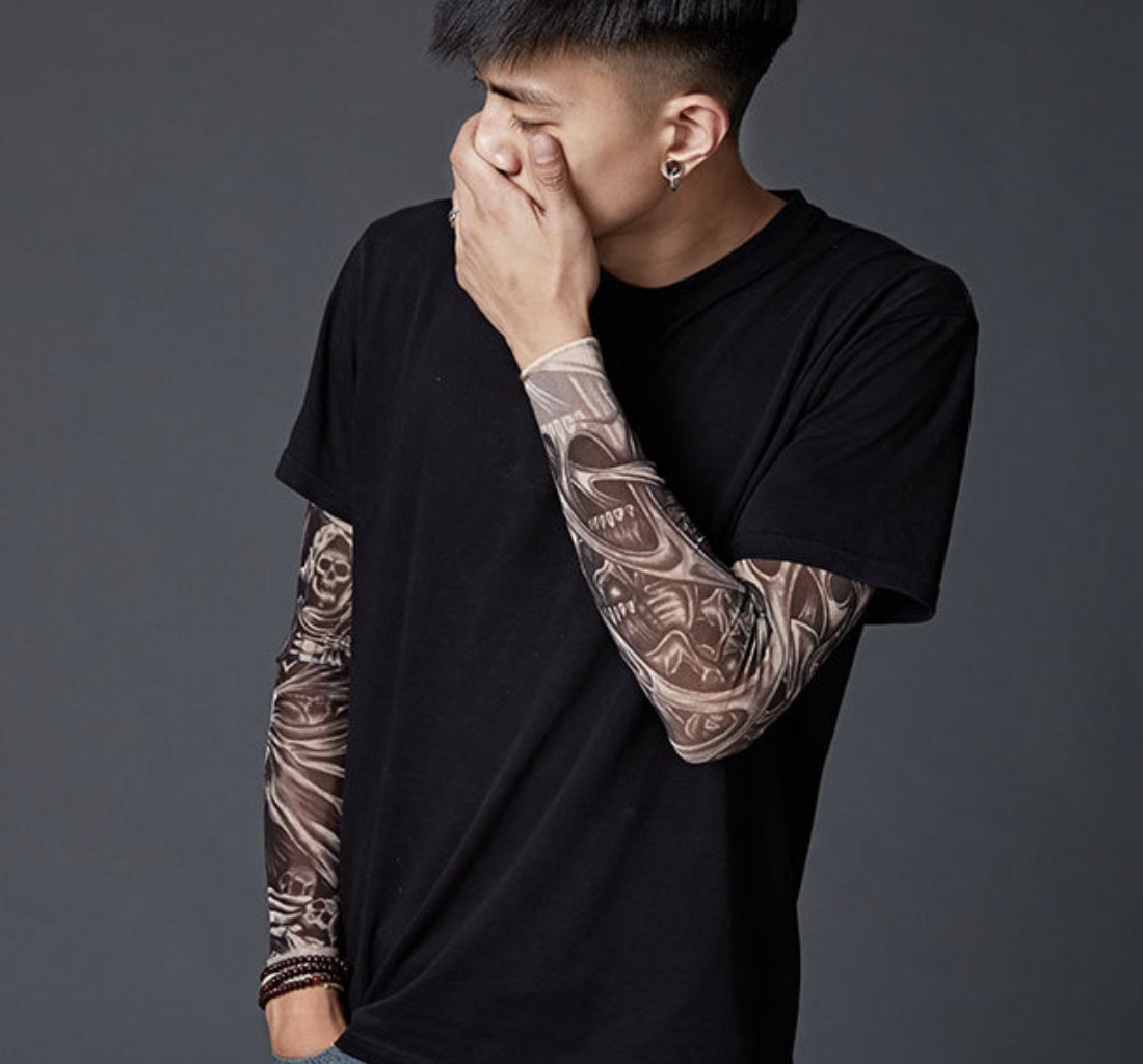 纹身狂人一年花10万元将全身纹满，太费钱，下面几块钱就搞定