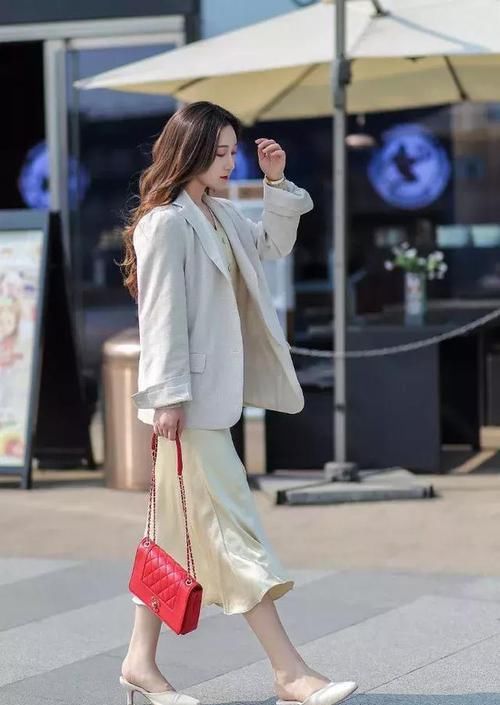 吊带■街拍:小姐姐穿着一件v领的吊带连衣裙,看上去经典又时尚