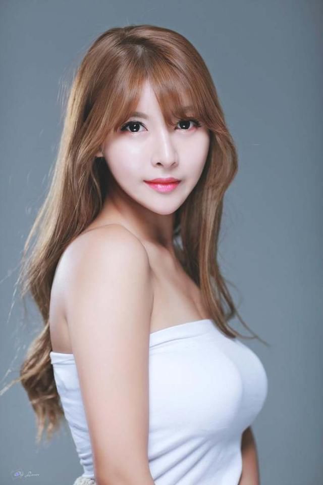 身材火辣的牛仔裤美女，超好的身材被裹的紧紧得