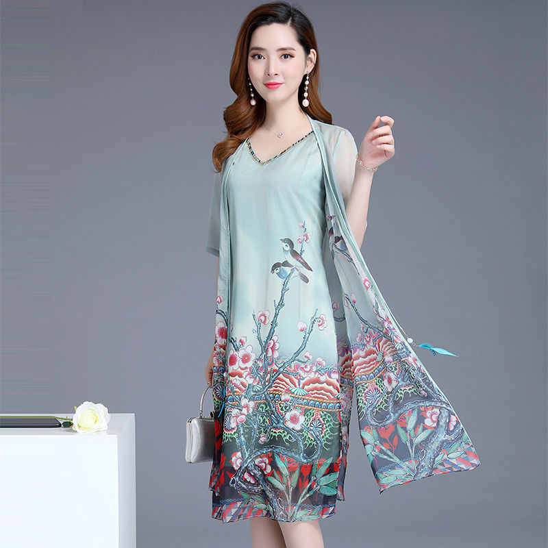 48岁老婆太会打扮，三伏天穿这时髦“套装”，美到路人一愣一愣