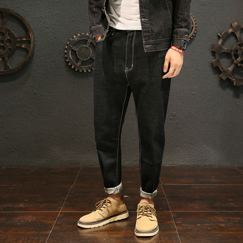 秋天就别穿短裤了，试试当季新款牛仔裤，不冷不热正适合