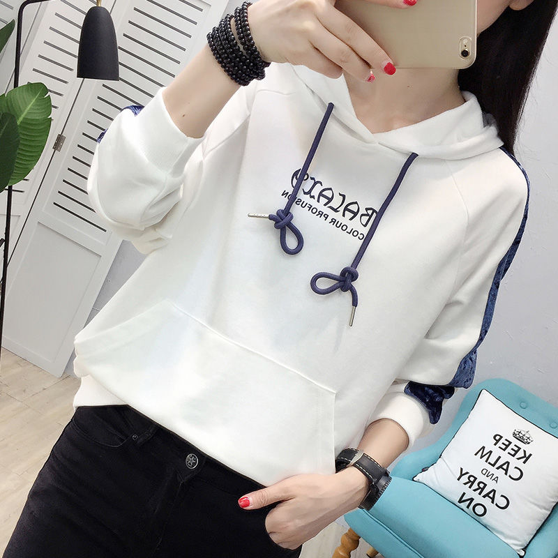 厉害了，小姐姐真会穿!出门“卫衣”搭短裙，显高显腿长，洋气炸