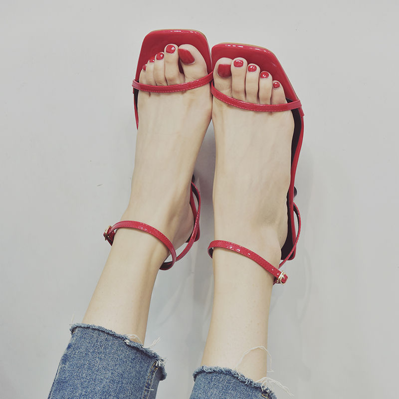 今夏最流行透明高跟凉鞋，透肉性感撩人，玉足白嫩像没穿一样