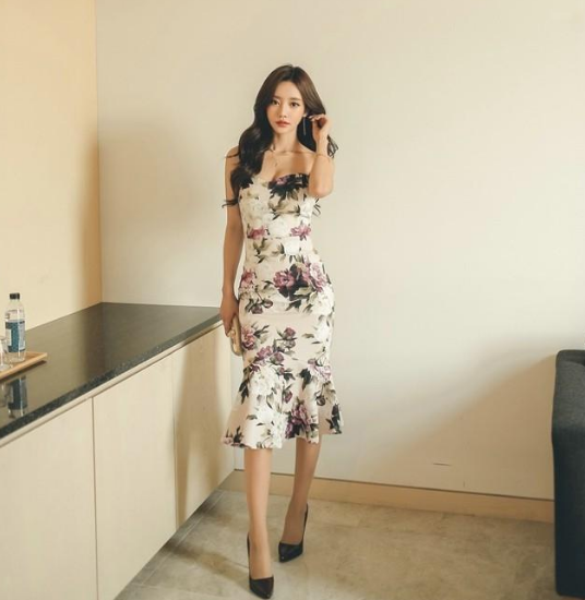 街拍：看着年轻花枝招展的妹子，穿着风姿绰约婀娜多姿俊美迷人！