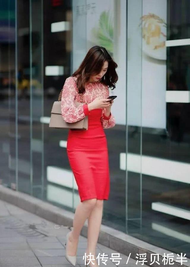  小姐姐：路人街拍：美女穿一袭红色的紧身连衣裙，清新淡雅又时尚