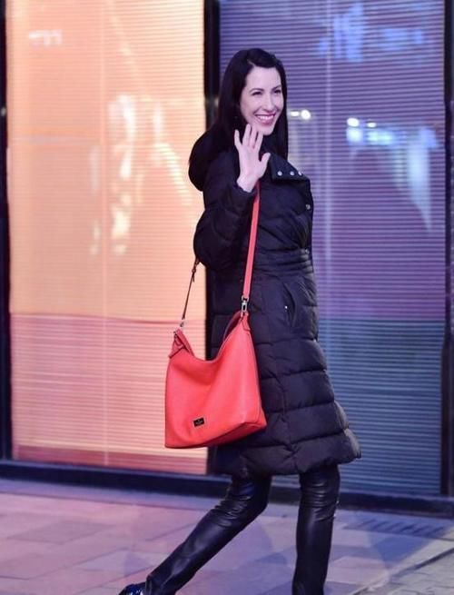  『羽绒服』街拍：一笑千金的美女，一件黑色长款羽绒服，时尚完美好身材