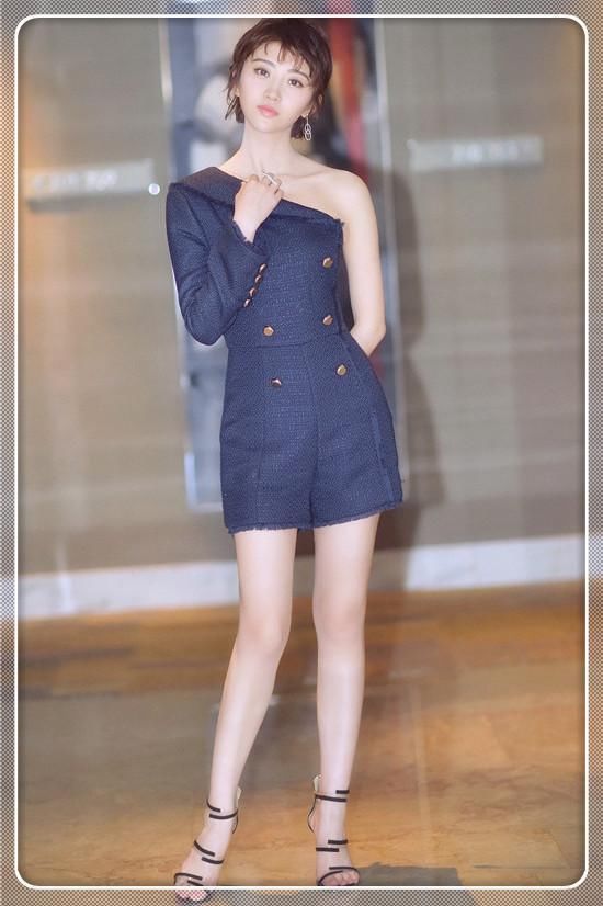 景甜坐姿真高明！双腿夹的没有一丝缝隙，网友：张继科太不称职了