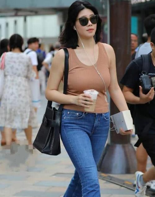 「气质」街拍:明眸善睐的小姐姐,一件白色上衣配蓝色休闲裤,时尚气质范